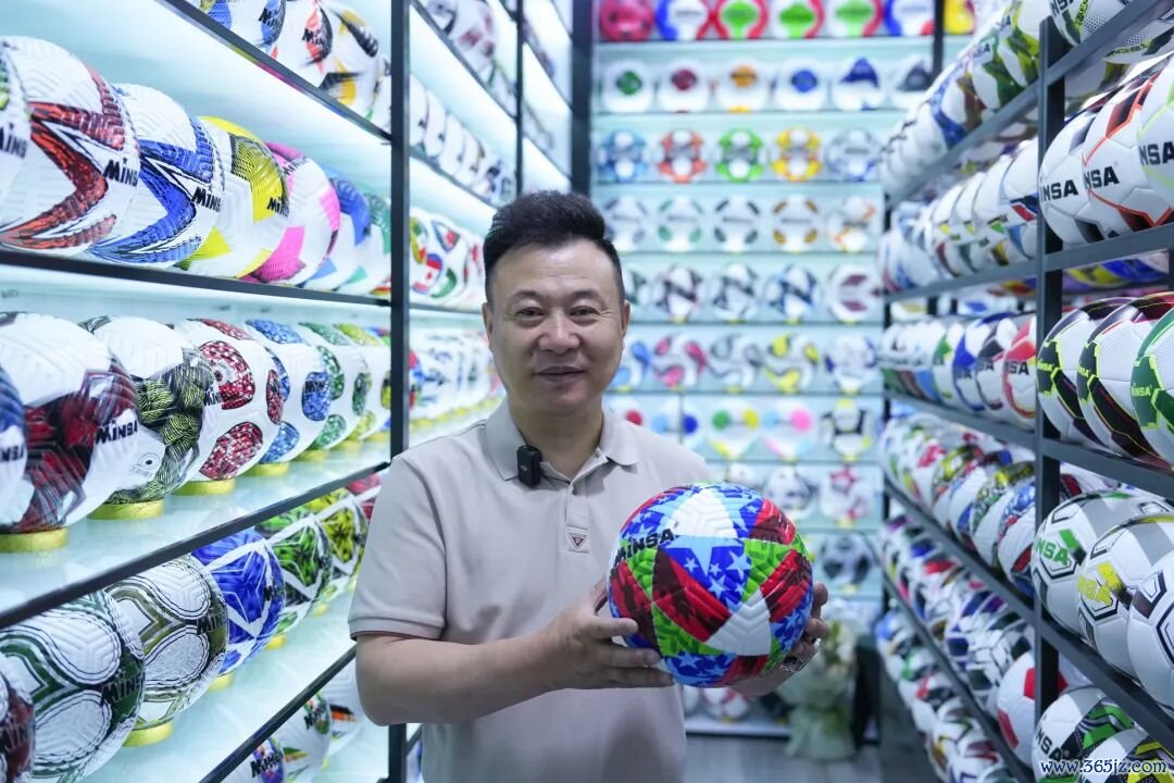 陈绍好意思展示自主运筹帷幄出产的热销足球。图片开端：新华社