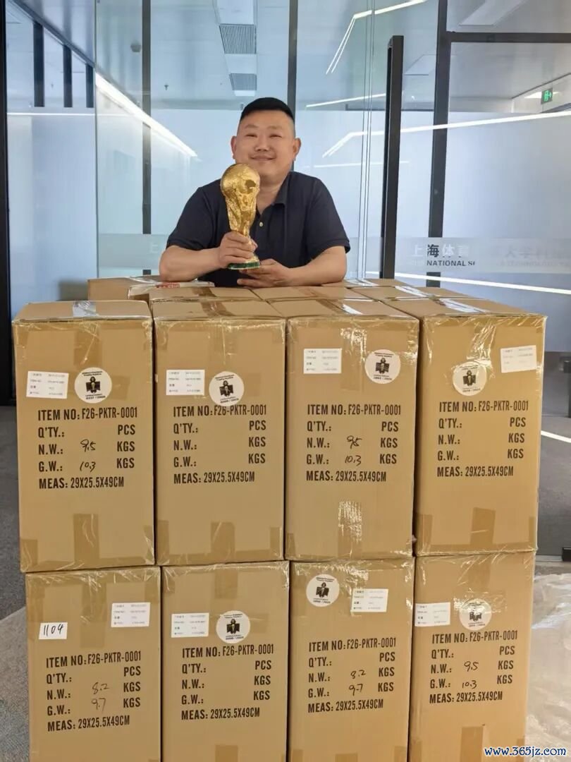 熊小锋与自家公司的肆意神杯复成品合影。受访者供图